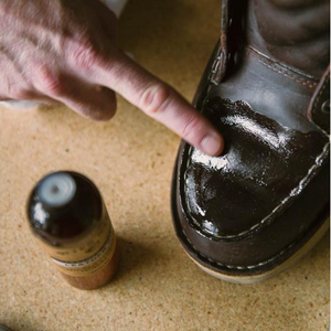 Leather Oil enhances natural shine while replenishing cells and strengthening dehydrated leather.
