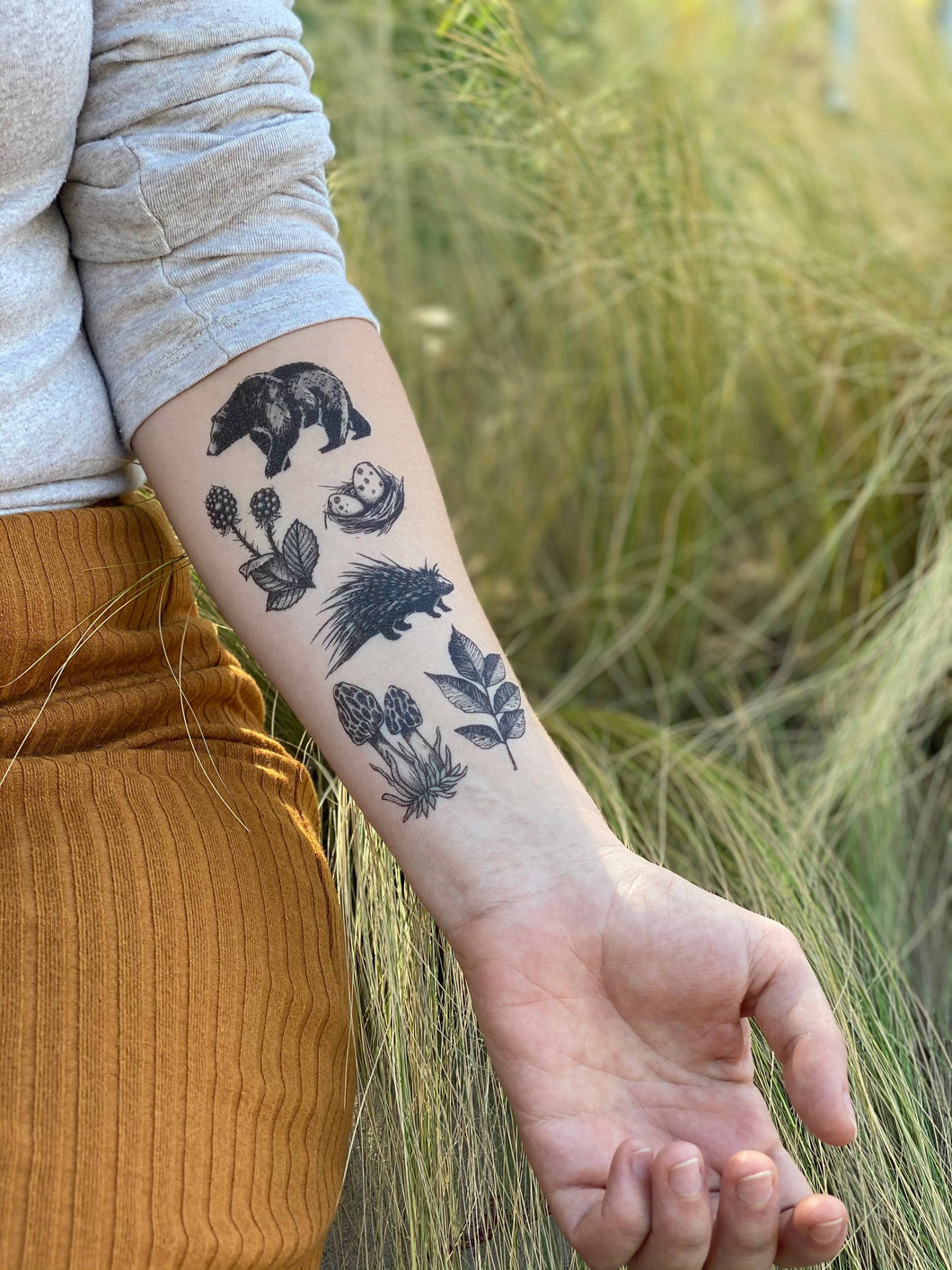 Express yourself with these fun nature-themed temporary tattoos.  Peacefully roaming and foraging, this bear and porcupine explore the forest for snacks while always ready and equipped to defend themselves. 